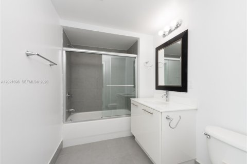Condo in Miami, Florida, 2 bedrooms № 2145729 - photo 18
