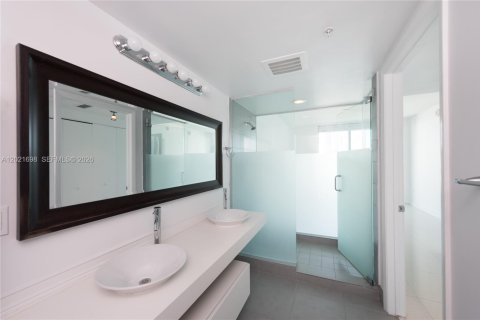 Condo in Miami, Florida, 2 bedrooms № 2145729 - photo 13