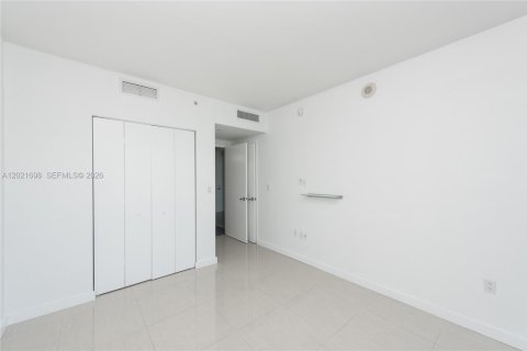 Condo in Miami, Florida, 2 bedrooms № 2145729 - photo 17