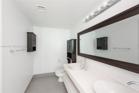 Condo in Miami, Florida, 2 bedrooms № 2145729 - photo 12