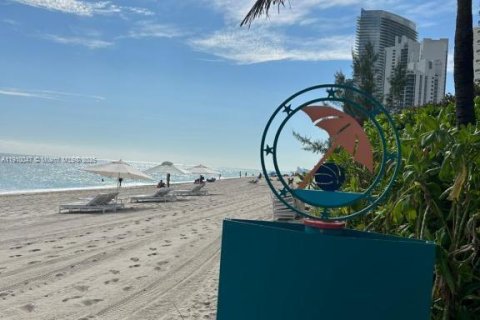 Condo in Sunny Isles Beach, Florida, 2 bedrooms  № 1965837 - photo 25