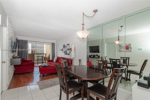 Condo in Sunny Isles Beach, Florida, 2 bedrooms  № 1965837 - photo 9