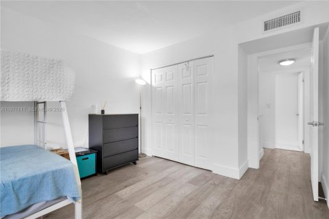 Condo in Miami, Florida, 2 bedrooms  № 2031997 - photo 23