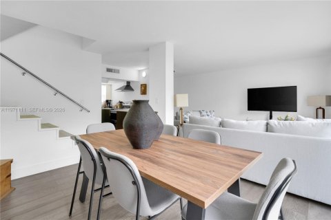 Condo in Miami, Florida, 2 bedrooms  № 2031997 - photo 13