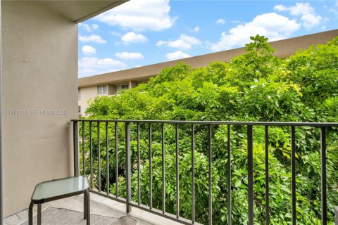 Condo in Miami, Florida, 2 bedrooms  № 2031997 - photo 17