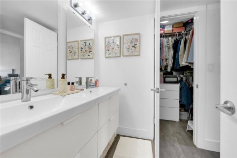 Condo in Miami, Florida, 2 bedrooms  № 2031997 - photo 30