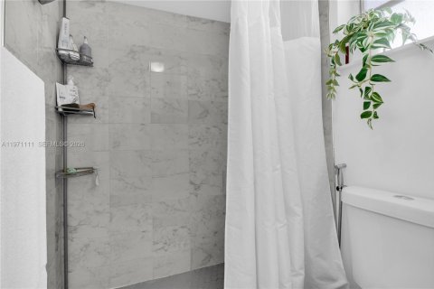 Condo in Miami, Florida, 2 bedrooms  № 2031997 - photo 29