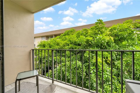 Condo in Miami, Florida, 2 bedrooms  № 2031997 - photo 18