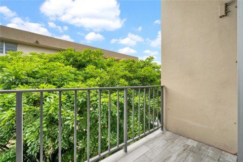 Condo in Miami, Florida, 2 bedrooms  № 2031997 - photo 20