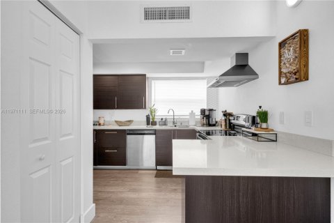 Condo in Miami, Florida, 2 bedrooms  № 2031997 - photo 4