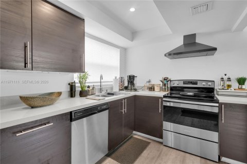 Condo in Miami, Florida, 2 bedrooms  № 2031997 - photo 7