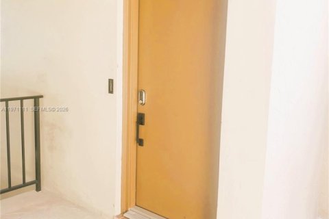 Condo in Miami, Florida, 2 bedrooms  № 2031997 - photo 2