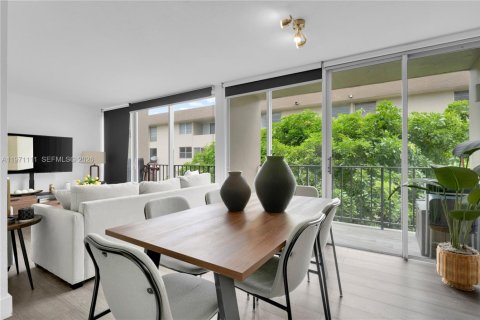 Condo in Miami, Florida, 2 bedrooms  № 2031997 - photo 12