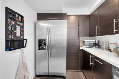 Condo in Miami, Florida, 2 bedrooms  № 2031997 - photo 6