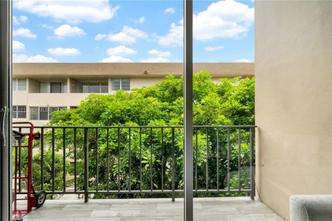 Condo in Miami, Florida, 2 bedrooms  № 2031997 - photo 19