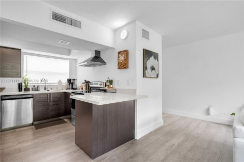 Condo in Miami, Florida, 2 bedrooms  № 2031997 - photo 14