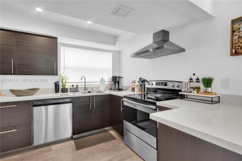 Condo in Miami, Florida, 2 bedrooms  № 2031997 - photo 5