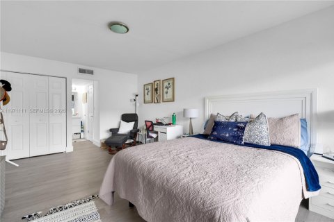 Condo in Miami, Florida, 2 bedrooms  № 2031997 - photo 26