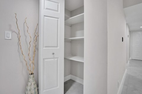 Condo in Delray Beach, Florida, 2 bedrooms  № 2186715 - photo 16