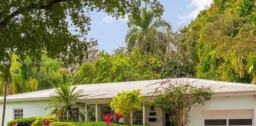 House in Coral Gables, Florida 4 bedrooms, 162.76 sq.m. № 1963319