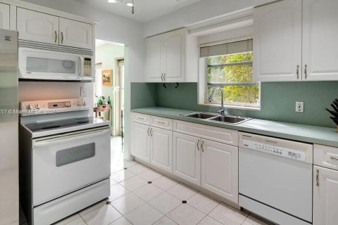 House in Coral Gables, Florida 4 bedrooms, 162.76 sq.m. № 1963319 - photo 6