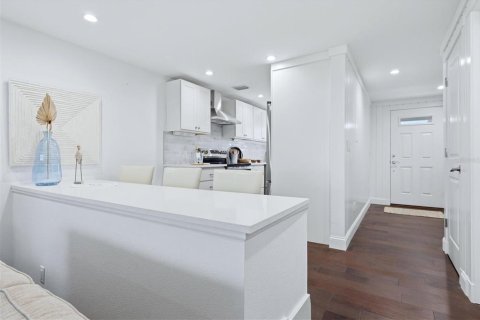 Touwnhouse à vendre à Sarasota, Floride: 2 chambres, 113.71 m2 № 2398464 - photo 9