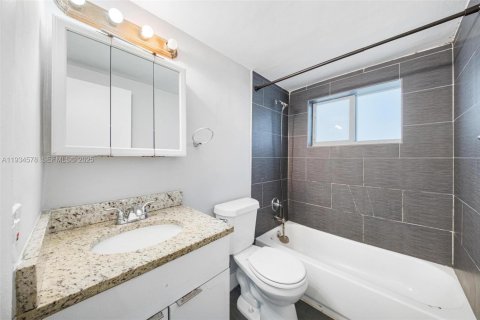 Снять в аренду квартиру в Норт-Майами-Бич, Флорида 1 спальня, 1077.39м2, № 1992743 - фото 11