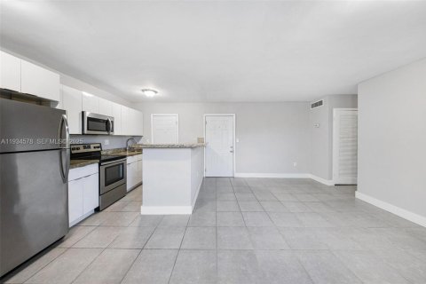 Снять в аренду квартиру в Норт-Майами-Бич, Флорида 1 спальня, 1077.39м2, № 1992743 - фото 4