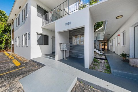 Снять в аренду квартиру в Норт-Майами-Бич, Флорида 1 спальня, 1077.39м2, № 1992743 - фото 15