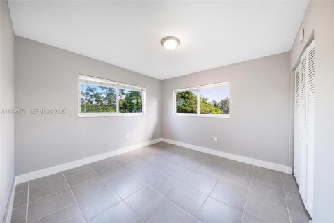 Снять в аренду квартиру в Норт-Майами-Бич, Флорида 1 спальня, 1077.39м2, № 1992743 - фото 13