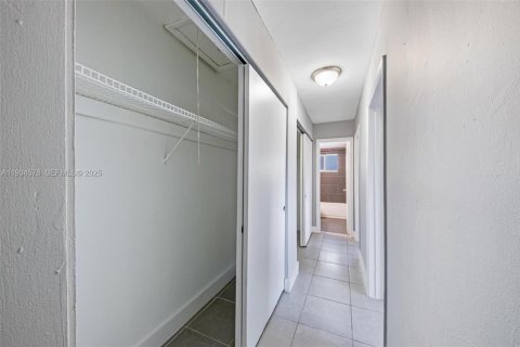 Снять в аренду квартиру в Норт-Майами-Бич, Флорида 1 спальня, 1077.39м2, № 1992743 - фото 7