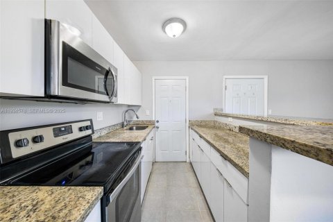 Снять в аренду квартиру в Норт-Майами-Бич, Флорида 1 спальня, 1077.39м2, № 1992743 - фото 6