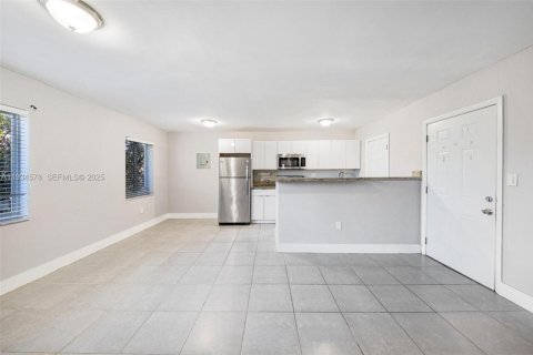 Снять в аренду квартиру в Норт-Майами-Бич, Флорида 1 спальня, 1077.39м2, № 1992743 - фото 2