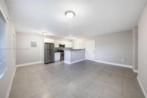 Снять в аренду квартиру в Норт-Майами-Бич, Флорида 1 спальня, 1077.39м2, № 1992743 - фото 3