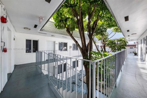 Снять в аренду квартиру в Норт-Майами-Бич, Флорида 1 спальня, 1077.39м2, № 1992743 - фото 18