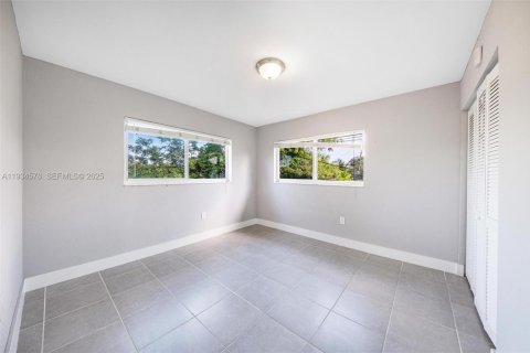 Снять в аренду квартиру в Норт-Майами-Бич, Флорида 1 спальня, 1077.39м2, № 1992743 - фото 12