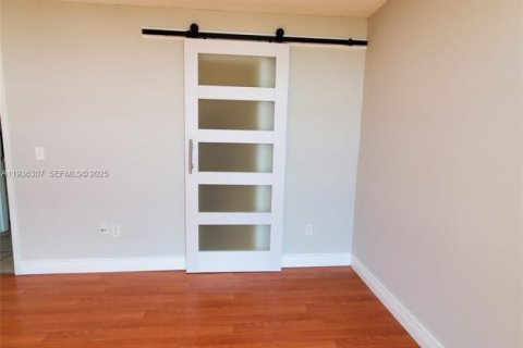 Купить кондоминиум в Норт-Майами, Флорида 2 спальни, 83.98м2, № 2053359 - фото 28