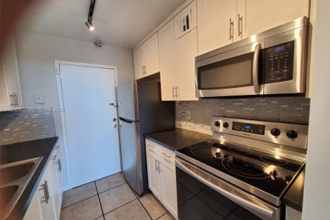 Купить кондоминиум в Норт-Майами, Флорида 2 спальни, 83.98м2, № 2053359 - фото 11