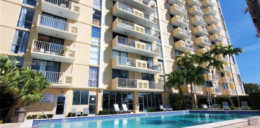 Кондоминиум с 2 спальнями в Норт-Майами, Флорида № 2053359