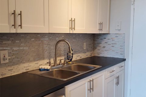 Купить кондоминиум в Норт-Майами, Флорида 2 спальни, 83.98м2, № 2053359 - фото 10