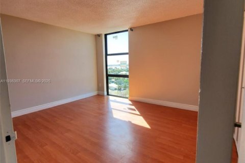 Купить кондоминиум в Норт-Майами, Флорида 2 спальни, 83.98м2, № 2053359 - фото 19