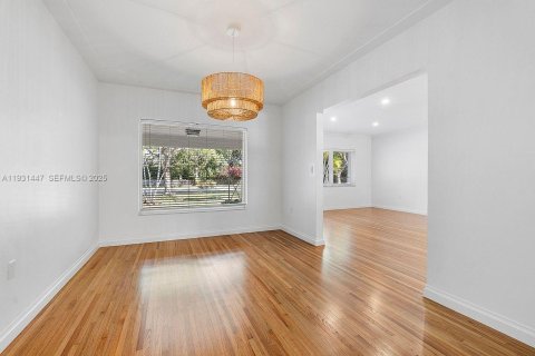 Снять в аренду виллу или дом в Корал-Гейблс, Флорида 4 спальни, 194.44м2, № 1990109 - фото 8