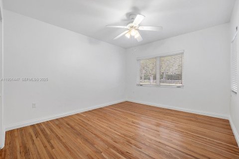 Снять в аренду виллу или дом в Корал-Гейблс, Флорида 4 спальни, 194.44м2, № 1990109 - фото 15