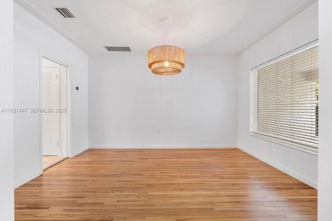 Снять в аренду виллу или дом в Корал-Гейблс, Флорида 4 спальни, 194.44м2, № 1990109 - фото 7