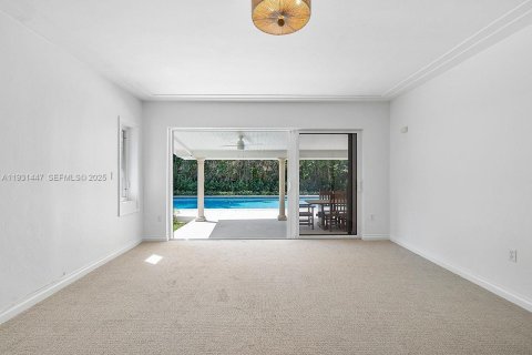 Снять в аренду виллу или дом в Корал-Гейблс, Флорида 4 спальни, 194.44м2, № 1990109 - фото 9