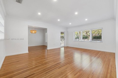 Снять в аренду виллу или дом в Корал-Гейблс, Флорида 4 спальни, 194.44м2, № 1990109 - фото 5