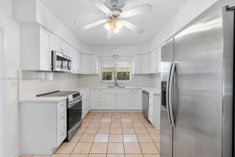 Снять в аренду виллу или дом в Корал-Гейблс, Флорида 4 спальни, 194.44м2, № 1990109 - фото 11