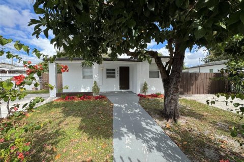 House in Miami Gardens, Florida 2 bedrooms, 73.21 sq.m. № 2191245