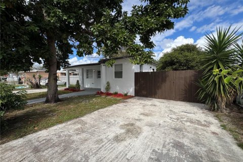 House in Miami Gardens, Florida 2 bedrooms, 73.21 sq.m. № 2191245 - photo 4