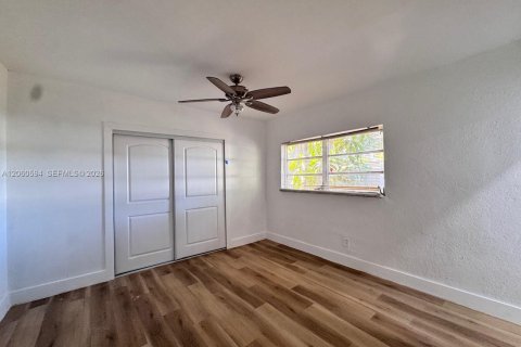 House in Miami Gardens, Florida 2 bedrooms, 73.21 sq.m. № 2191245 - photo 9